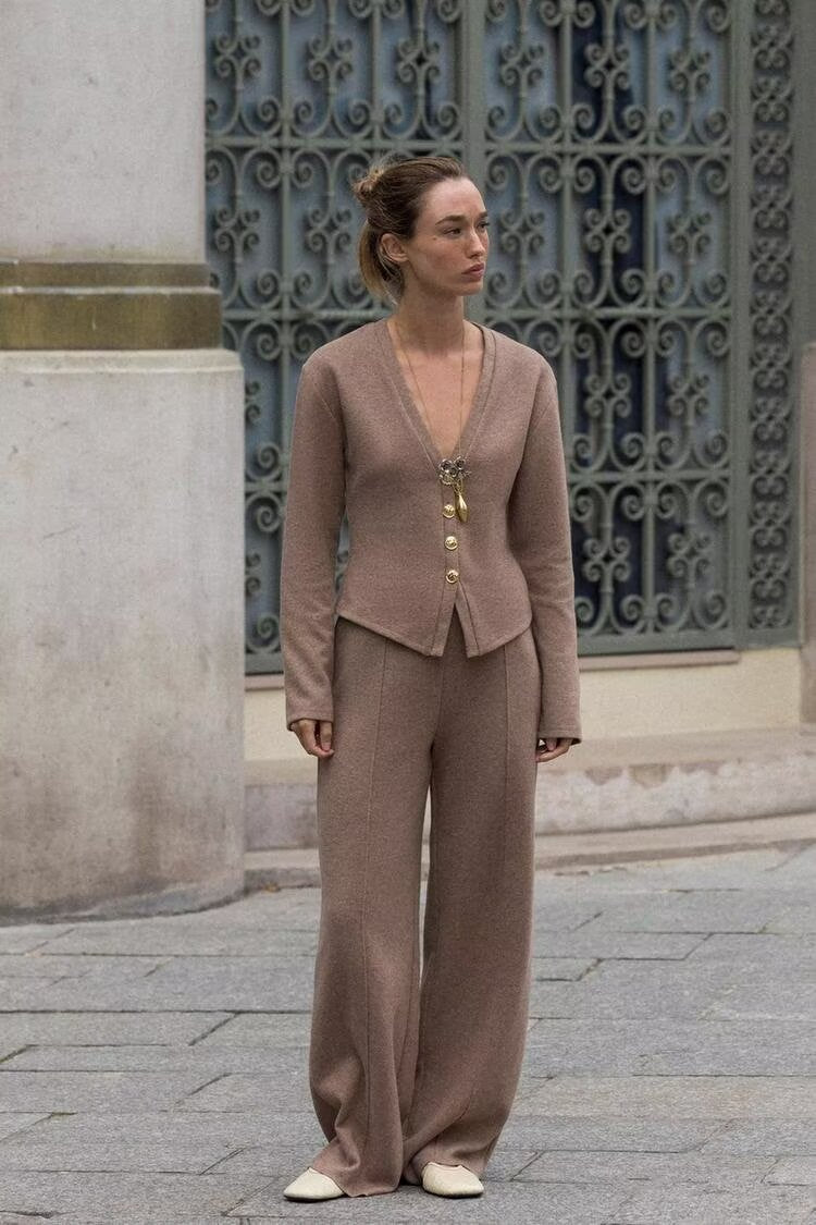 Svetique | Altın Düğmeli Triko Takım – Modern Zarafet